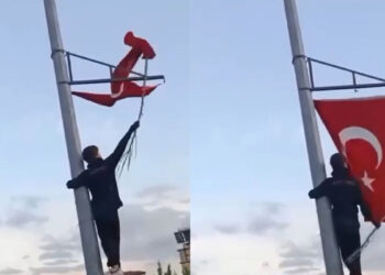 Türk bayrağının katlandığını görünce direğe tırmandı