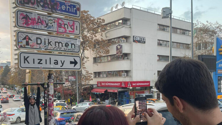 Kızılay yön tabelası 4'üncü kez yenilendi