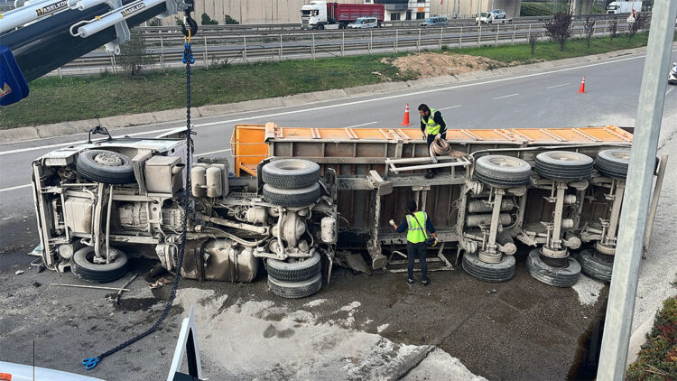 TEM Otoyolu'nda mıcır yüklü kamyon devrildi