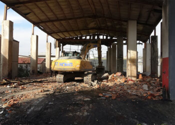 Kocaeli'de 7 kişinin öldüğü yanan kozmetik fabrikasında yıkım çalışması başlatıldı
