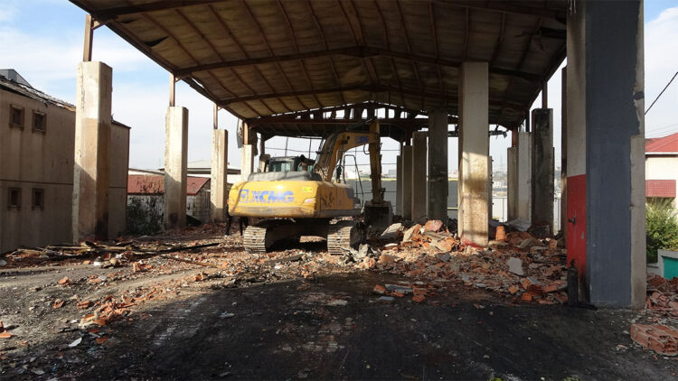 Kocaeli'de 7 kişinin öldüğü yanan kozmetik fabrikasında yıkım çalışması başlatıldı