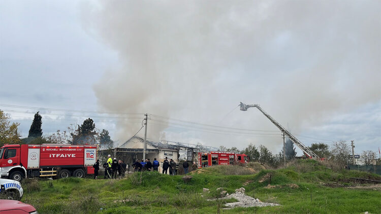 Kocaeli'de mutfak ve banyo tezgahı üretimi tesisinde yangın
