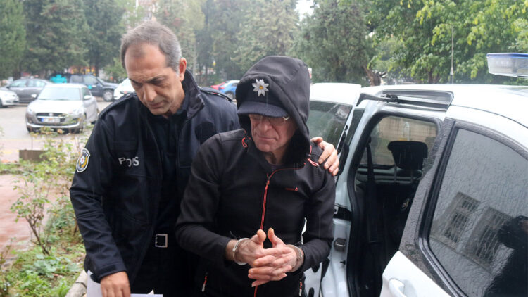 Komşusunun evinin kapısına elektrikli düzenek kurdu