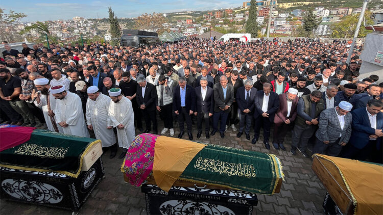 Kozmetik fabrikasındaki yangında ölen 6 kişi toprağa verildi