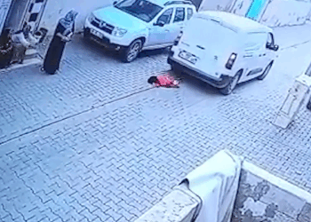 Kargo aracının altında kalan çocuk hayatını kaybetti; kaza kamerada
