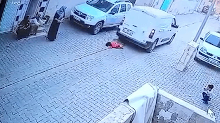 Kargo aracının altında kalan çocuk hayatını kaybetti; kaza kamerada