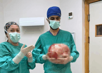 Karnından 8 buçuk kiloluk kitle çıkarıldı