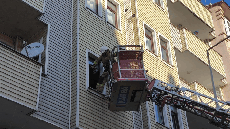 Kars'ta 6 katlı binada yangın; 1'i çocuk 3 kişi dumandan etkilendi