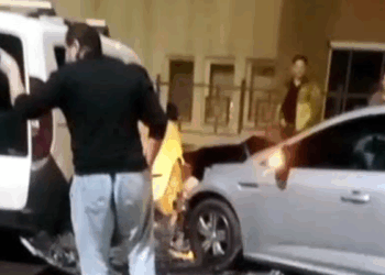 Kaza yapan oğluna kızan babayı çevredekiler sakinleştirdi