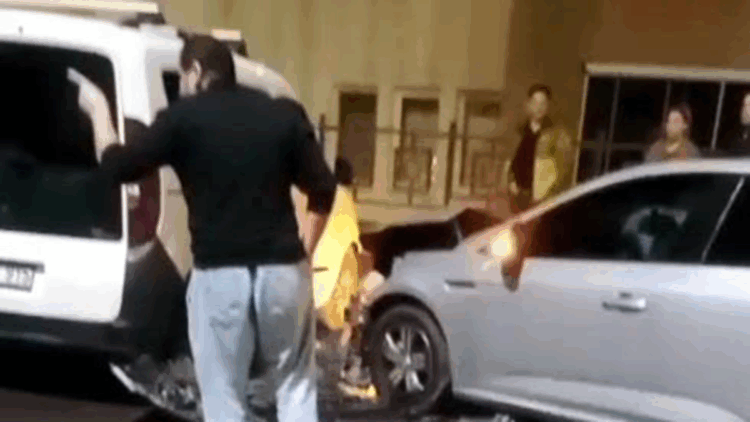 Kaza yapan oğluna kızan babayı çevredekiler sakinleştirdi