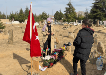 Kazada ölen öğretmen eşinin 'Öğretmenler Günü'nü mezarı başında kutladı