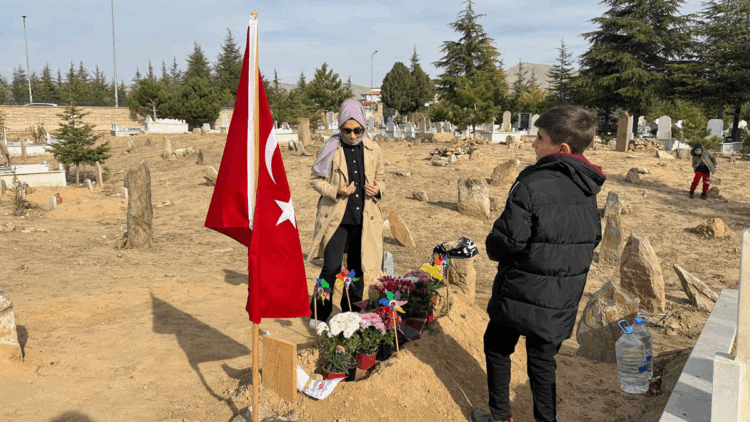 Kazada ölen öğretmen eşinin 'Öğretmenler Günü'nü mezarı başında kutladı