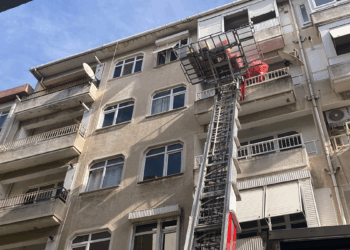 Kocaeli'de kolonlarında çatlak belirlenen 5 katlı bina mühürlendi