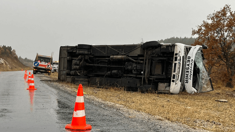 Konya'da okul servisi devrildi; 28'i öğrenci 29 yaralı