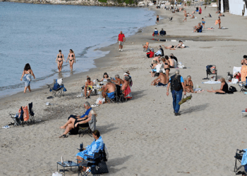 Kuşadası'nda sahiller doldu; denize girdiler