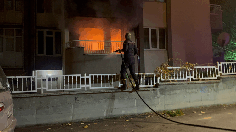 Kütahya'da 8 katlı apartmanda yangın: 1 ölü, 2 yaralı