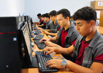 Anadolu Lisesi öğrencileri hem kazanıyor hem kazandırıyor