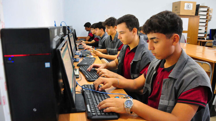 Anadolu Lisesi öğrencileri hem kazanıyor hem kazandırıyor