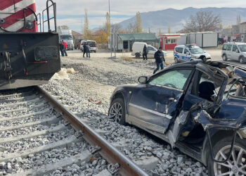 hemzemin geçitten geçmeye çalışan otomobile lokomotif çarptı
