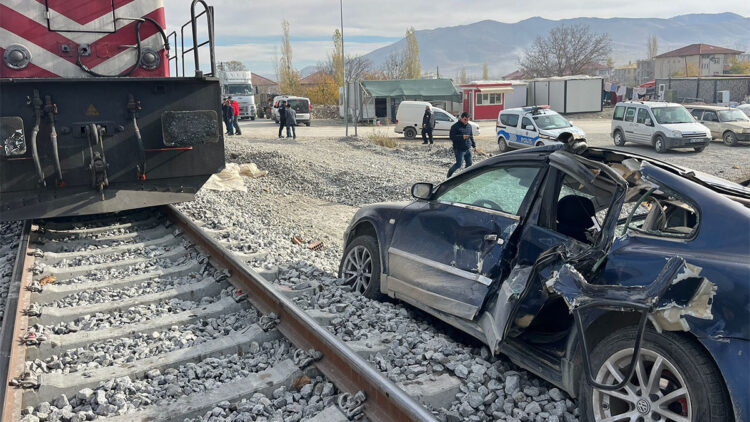 hemzemin geçitten geçmeye çalışan otomobile lokomotif çarptı