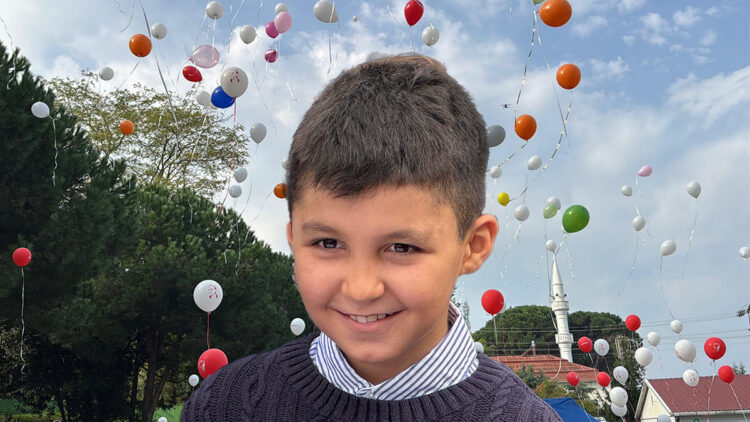 Lösemiyi yenen Mirza için yüzlece balon uçuruldu