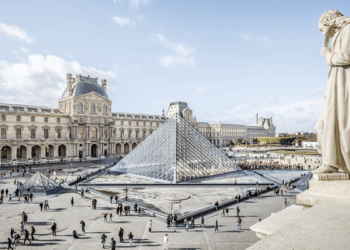 Louvre Müzesi'ndeki soygun profesyonellerin işi değil