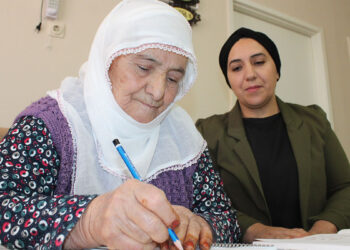 Eşi 'adını bile yazamıyorsun' deyince 88 yaşında okuma yazma öğrendi
