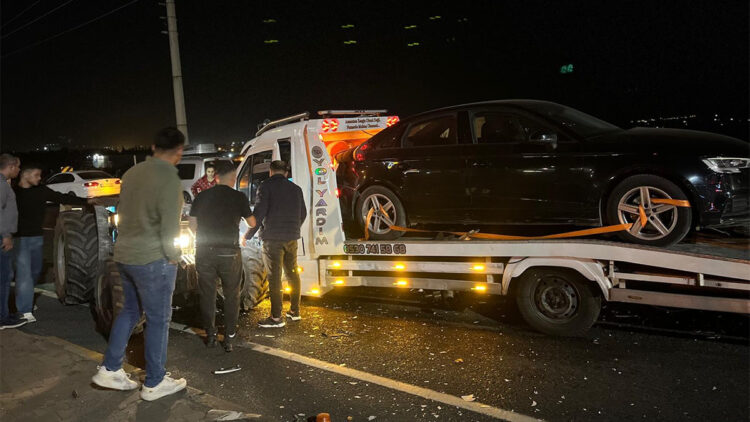 Manisa'da traktör ile çekici çarpıştı: 4 yaralı