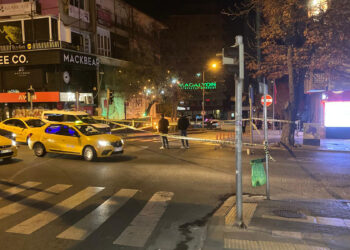 Motosikletli şüpheli caddede tabancayla rastgele ateş açtı