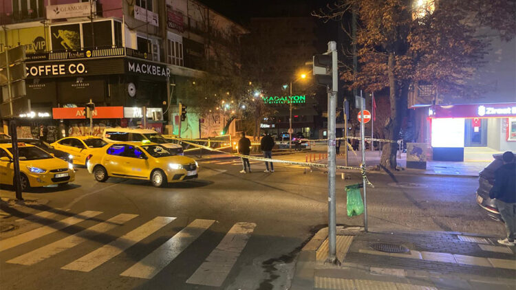 Motosikletli şüpheli caddede tabancayla rastgele ateş açtı