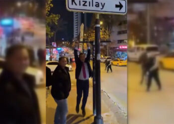 Mustafa Sarıgül, Kızılay yön tabelasında poz verdi