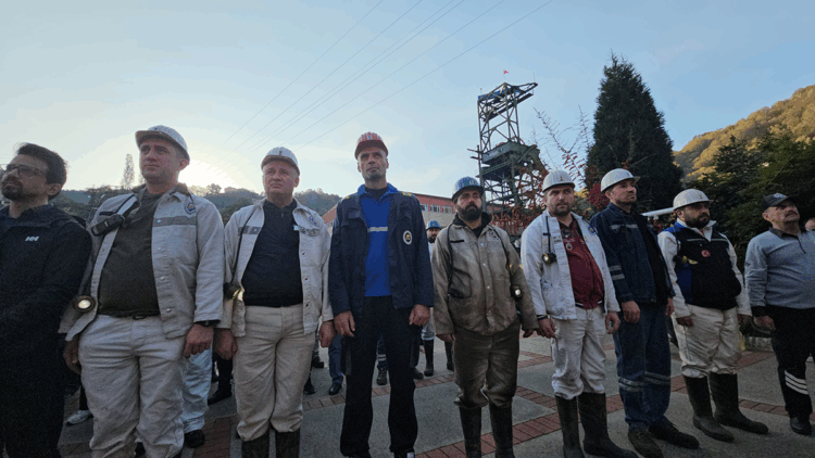 Maden işçilerinden Ata'ya saygı