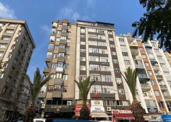 Mahkeme kararıyla komşunun bir odasını kendi dairesine kattı