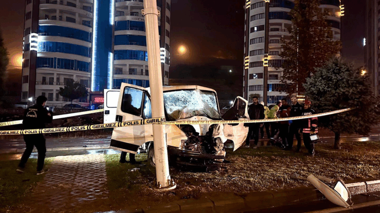 Malatya'da aydınlatma direğine çarpan minibüsün sürücüsü öldü
