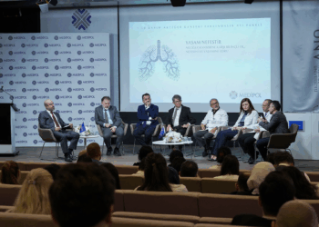 MEDİPOL Sağlık Grubu, Akciğer Kanseri Farkındalık Ayı kapsamında panel düzenledi. Panelde, akciğer kanserinin tanısı, tedavi süreçleri ve multidisipliner yaklaşımları hakkında katılımcılara kapsamlı bilgiler sunularak farkındalığı artırmak hedeflendi. Akciğer kanserinde erken tanı ve doğru tedavi yöntemleri hayat kurtarabiliyor. Medipol Sağlık Grubu bu kapsamda Akciğer Kanseri Farkındalık Ayı paneli düzenledi. Moderatörlüğünü Göğüs Hastalıkları Uzmanı Prof. Dr. Muhammed Emin Akkoyunlu’nun üstlendiği panel, Medipol Mega Üniversite Hastanesi Konferans Salonu’nda gerçekleştirildi. Etkinliğe Prof. Dr. Mehmet Bayram, Prof. Dr. Cüneyt Saltürk, Prof. Dr. Güven Sadi Sunam, Prof. Dr. Ahmet Bilici, Prof. Dr. Mesut Şeker, Prof. Dr. Dilek Ünal ve Prof. Dr. Tamer Atasever konuşmacı olarak katıldı. Uzman hekimler, akciğer kanserinin tanısı, tedavi süreçleri ve multidisipliner yaklaşımları hakkında katılımcılara kapsamlı bilgiler sunarak farkındalığı artırmayı hedefledi. AKCİĞER KANSERİ VE RİSKLER Göğüs Hastalıkları Uzmanı Prof. Dr. Muhammed Emin Akkoyunlu, akciğer kanserinin en fazla ölüme neden olan kanser türleri arasında yer aldığını belirterek, “Akciğer kanserinde hayatın rutininde bulunmayan bir durum söz konusu. Risk faktörlerini konuşmamız gerekiyor. Son zamanlarda bilgimizin dışında gelişen kanser vakalarıyla da karşılaşıyoruz. Bu noktada düzenli kontroller ve doğru tedavi yöntemleri büyük önem taşıyor” dedi. SİGARA VE KANSER İLİŞKİSİ Göğüs Hastalıkları Uzmanı Prof. Dr. Mehmet Bayram, akciğer kanserinde en önemli ve vurgulanması gereken faktörün sigara olduğunu ifade ederek, “Akciğer kanserlerinin yüzde 90’ı sigara ve türevlerinden kaynaklanıyor. Sigarayı ne kadar çok tüketiyorsanız, kansere yakalanma olasılığınız da o kadar artıyor. Bu nedenle kalıcı adımlar atmamız gerekiyor. Son dönemde özellikle gençler arasında elektronik sigara kullanımı yaygınlaştı, ancak bir süre sonra çoğu kişi yeniden geleneksel sigaraya dönüyor” diye konuştu. ERKEN TANININ ÖNEMİ Göğüs Hastalıkları Uzmanı Prof. Dr. Cüneyt Saltürk, risk grubundaki kişilerde erken tanının kritik olduğunu vurguladı. “Sigara içen 50-80 yaş grubunu riskli olarak kabul ediyoruz. Birinci dereceden yakınlarında kanser öyküsü olan kişilerde risk daha yüksek. Bu nedenle düşük doz tomografi ile düzenli taramalar yapılmalı. Erken tanı süreci net bir şekilde tespit etmemize yardımcı oluyor” dedi. CERRAHİ TEDAVİDE GELİŞMELER Göğüs Cerrahisi Uzmanı Prof. Dr. Güven Sadi Sunam, son yıllarda cerrahi tedavideki gelişmelere dikkat çekerek, “Onkoloji ekipleri hastalara eskiden tek çıkış yolunu cerrahide görüyordu, ancak artık ileri evre hastalıklarda bile güvenle tedavi sunabiliyoruz. Ameliyat sonrası hastalar 1 hafta ile 10 gün içinde normal hayatına dönebiliyor. Küçük kesiler ve konforlu teknikler hastaların iyileşmesini hızlandırıyor” ifadelerini kullandı. KİŞİYE ÖZEL TEDAVİ YÖNTEMLERİ Tıbbi Onkoloji Uzmanı Prof. Dr. Ahmet Bilici, “Her hastaya özgü tedavi yöntemi bulunuyor. Kişiye özel tedavi seçenekleri arttıkça süreç de olumlu şekilde değişiyor. Bağışıklık sistemini güçlü tutmak çok önemli. Yanlış ilaç kullanımı her şeyi tersine çevirebilir. Kemoterapiden uzaklaşmadık, ancak yeni tedavi seçenekleri kemoterapinin yanına alternatif oluşturuyor” dedi. TIBBİ ONKOLOJİDE GÜNCEL YAKLAŞIMLAR Tıbbi Onkoloji Uzmanı Prof. Dr. Mesut Şeker, tıbbi onkoloji olarak hastaların evresine göre yaklaşım sergilediklerini belirterek, “Erken tanı, ameliyat öncesi ve sonrası süreçleri detaylıca inceliyoruz. Kemoterapi halen birçok alanda kullanılıyor, ancak immünoterapi seçeneklerini de hastalarımız için değerlendiriyoruz. İhtiyaç durumunda en uygun tedavi yöntemi belirleniyor” ifadelerini kullandı. RADYOTERAPİ İLE SÜREÇ DEĞİŞİYOR Radyasyon Onkolojisi Uzmanı Prof. Dr. Dilek Ünal, radyoterapinin akciğer kanserinde her zaman önemli bir alternatif olduğunu vurguladı. “Güncel radyoterapi teknolojisi ile çok küçük alanları tedavi edebiliyor ve sağlıklı dokuları koruyabiliyoruz. Noktasal uygulamalar sayesinde olumlu sonuçlar alıyoruz” dedi. BİYOPSİ VE EVRELEME SÜRECİ Nükleer Tıp Uzmanı Prof. Dr. Tamer Atasever, hastaların tanı sonrası doğru yönlendirilmesinin önemine dikkat çekerek, “Hastaların biyopsi alınabilecek doğru noktalarının belirlenmesinde ve evrelemede yardımcı oluyoruz. Tedavi grubu seanslarımızı yürütüyor ve süreç boyunca hastaların takiplerini sağlıyoruz” diye konuştu.