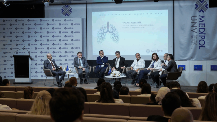 MEDİPOL Sağlık Grubu, Akciğer Kanseri Farkındalık Ayı kapsamında panel düzenledi. Panelde, akciğer kanserinin tanısı, tedavi süreçleri ve multidisipliner yaklaşımları hakkında katılımcılara kapsamlı bilgiler sunularak farkındalığı artırmak hedeflendi. Akciğer kanserinde erken tanı ve doğru tedavi yöntemleri hayat kurtarabiliyor. Medipol Sağlık Grubu bu kapsamda Akciğer Kanseri Farkındalık Ayı paneli düzenledi. Moderatörlüğünü Göğüs Hastalıkları Uzmanı Prof. Dr. Muhammed Emin Akkoyunlu’nun üstlendiği panel, Medipol Mega Üniversite Hastanesi Konferans Salonu’nda gerçekleştirildi. Etkinliğe Prof. Dr. Mehmet Bayram, Prof. Dr. Cüneyt Saltürk, Prof. Dr. Güven Sadi Sunam, Prof. Dr. Ahmet Bilici, Prof. Dr. Mesut Şeker, Prof. Dr. Dilek Ünal ve Prof. Dr. Tamer Atasever konuşmacı olarak katıldı. Uzman hekimler, akciğer kanserinin tanısı, tedavi süreçleri ve multidisipliner yaklaşımları hakkında katılımcılara kapsamlı bilgiler sunarak farkındalığı artırmayı hedefledi. AKCİĞER KANSERİ VE RİSKLER Göğüs Hastalıkları Uzmanı Prof. Dr. Muhammed Emin Akkoyunlu, akciğer kanserinin en fazla ölüme neden olan kanser türleri arasında yer aldığını belirterek, “Akciğer kanserinde hayatın rutininde bulunmayan bir durum söz konusu. Risk faktörlerini konuşmamız gerekiyor. Son zamanlarda bilgimizin dışında gelişen kanser vakalarıyla da karşılaşıyoruz. Bu noktada düzenli kontroller ve doğru tedavi yöntemleri büyük önem taşıyor” dedi. SİGARA VE KANSER İLİŞKİSİ Göğüs Hastalıkları Uzmanı Prof. Dr. Mehmet Bayram, akciğer kanserinde en önemli ve vurgulanması gereken faktörün sigara olduğunu ifade ederek, “Akciğer kanserlerinin yüzde 90’ı sigara ve türevlerinden kaynaklanıyor. Sigarayı ne kadar çok tüketiyorsanız, kansere yakalanma olasılığınız da o kadar artıyor. Bu nedenle kalıcı adımlar atmamız gerekiyor. Son dönemde özellikle gençler arasında elektronik sigara kullanımı yaygınlaştı, ancak bir süre sonra çoğu kişi yeniden geleneksel sigaraya dönüyor” diye konuştu. ERKEN TANININ ÖNEMİ Göğüs Hastalıkları Uzmanı Prof. Dr. Cüneyt Saltürk, risk grubundaki kişilerde erken tanının kritik olduğunu vurguladı. “Sigara içen 50-80 yaş grubunu riskli olarak kabul ediyoruz. Birinci dereceden yakınlarında kanser öyküsü olan kişilerde risk daha yüksek. Bu nedenle düşük doz tomografi ile düzenli taramalar yapılmalı. Erken tanı süreci net bir şekilde tespit etmemize yardımcı oluyor” dedi. CERRAHİ TEDAVİDE GELİŞMELER Göğüs Cerrahisi Uzmanı Prof. Dr. Güven Sadi Sunam, son yıllarda cerrahi tedavideki gelişmelere dikkat çekerek, “Onkoloji ekipleri hastalara eskiden tek çıkış yolunu cerrahide görüyordu, ancak artık ileri evre hastalıklarda bile güvenle tedavi sunabiliyoruz. Ameliyat sonrası hastalar 1 hafta ile 10 gün içinde normal hayatına dönebiliyor. Küçük kesiler ve konforlu teknikler hastaların iyileşmesini hızlandırıyor” ifadelerini kullandı. KİŞİYE ÖZEL TEDAVİ YÖNTEMLERİ Tıbbi Onkoloji Uzmanı Prof. Dr. Ahmet Bilici, “Her hastaya özgü tedavi yöntemi bulunuyor. Kişiye özel tedavi seçenekleri arttıkça süreç de olumlu şekilde değişiyor. Bağışıklık sistemini güçlü tutmak çok önemli. Yanlış ilaç kullanımı her şeyi tersine çevirebilir. Kemoterapiden uzaklaşmadık, ancak yeni tedavi seçenekleri kemoterapinin yanına alternatif oluşturuyor” dedi. TIBBİ ONKOLOJİDE GÜNCEL YAKLAŞIMLAR Tıbbi Onkoloji Uzmanı Prof. Dr. Mesut Şeker, tıbbi onkoloji olarak hastaların evresine göre yaklaşım sergilediklerini belirterek, “Erken tanı, ameliyat öncesi ve sonrası süreçleri detaylıca inceliyoruz. Kemoterapi halen birçok alanda kullanılıyor, ancak immünoterapi seçeneklerini de hastalarımız için değerlendiriyoruz. İhtiyaç durumunda en uygun tedavi yöntemi belirleniyor” ifadelerini kullandı. RADYOTERAPİ İLE SÜREÇ DEĞİŞİYOR Radyasyon Onkolojisi Uzmanı Prof. Dr. Dilek Ünal, radyoterapinin akciğer kanserinde her zaman önemli bir alternatif olduğunu vurguladı. “Güncel radyoterapi teknolojisi ile çok küçük alanları tedavi edebiliyor ve sağlıklı dokuları koruyabiliyoruz. Noktasal uygulamalar sayesinde olumlu sonuçlar alıyoruz” dedi. BİYOPSİ VE EVRELEME SÜRECİ Nükleer Tıp Uzmanı Prof. Dr. Tamer Atasever, hastaların tanı sonrası doğru yönlendirilmesinin önemine dikkat çekerek, “Hastaların biyopsi alınabilecek doğru noktalarının belirlenmesinde ve evrelemede yardımcı oluyoruz. Tedavi grubu seanslarımızı yürütüyor ve süreç boyunca hastaların takiplerini sağlıyoruz” diye konuştu.