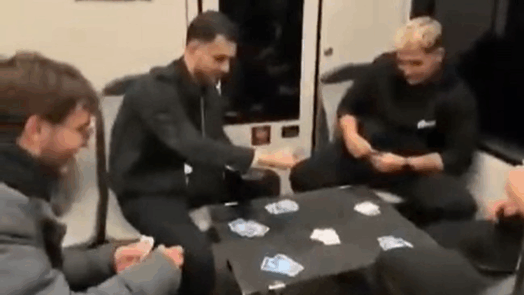 Metroda masa kurup oyun oynadılar