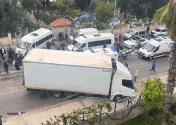 Midibüs ile kamyon çarpıştı; 22'si öğrenci, 23 yaralı