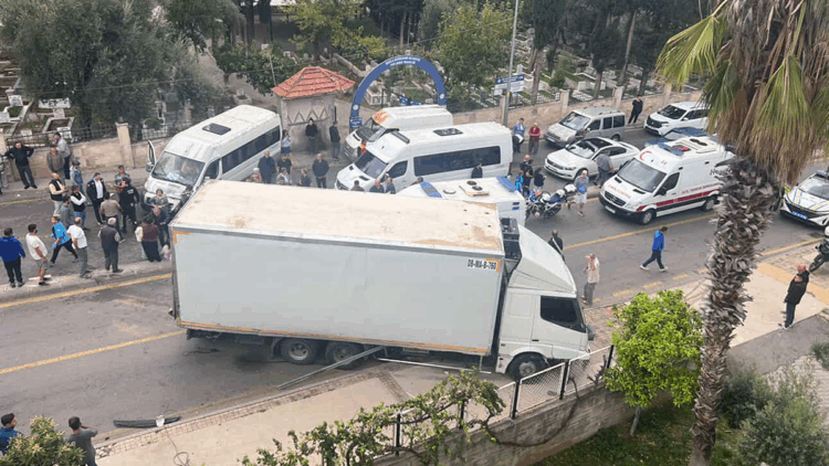 Midibüs ile kamyon çarpıştı; 22'si öğrenci, 23 yaralı