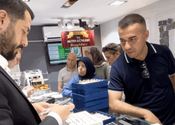 Müşterilerinin 'altın günü'nü kuyumcu dükkanına taşıdı