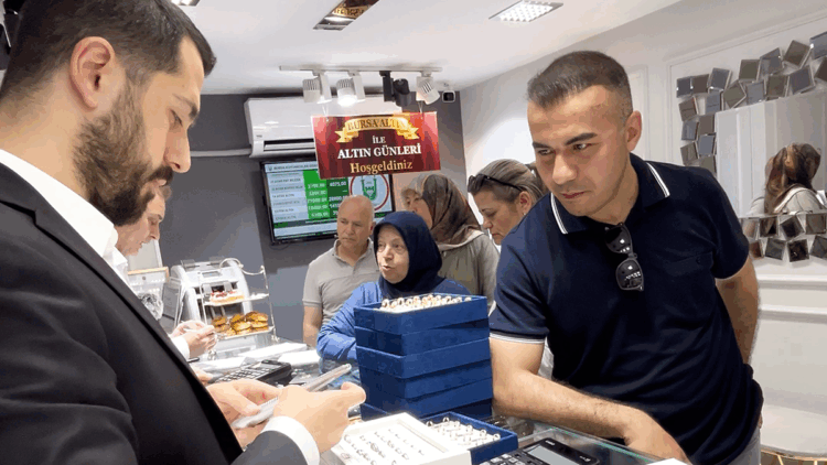 Müşterilerinin 'altın günü'nü kuyumcu dükkanına taşıdı