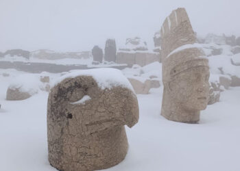 Nemrut Dağı'nda heykeller beyaz örtüyle kaplandı