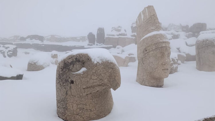 Nemrut Dağı'nda heykeller beyaz örtüyle kaplandı
