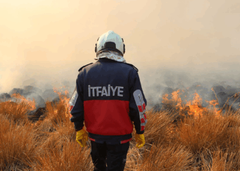 Nehil Sazlığı'ndaki yangına helikopterle müdahale