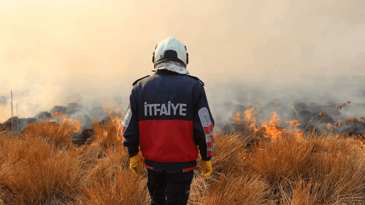 Nehil Sazlığı'ndaki yangına helikopterle müdahale