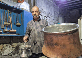 Niğde'nin son kalay ustası, 70 yıldır bakır kalaylıyor