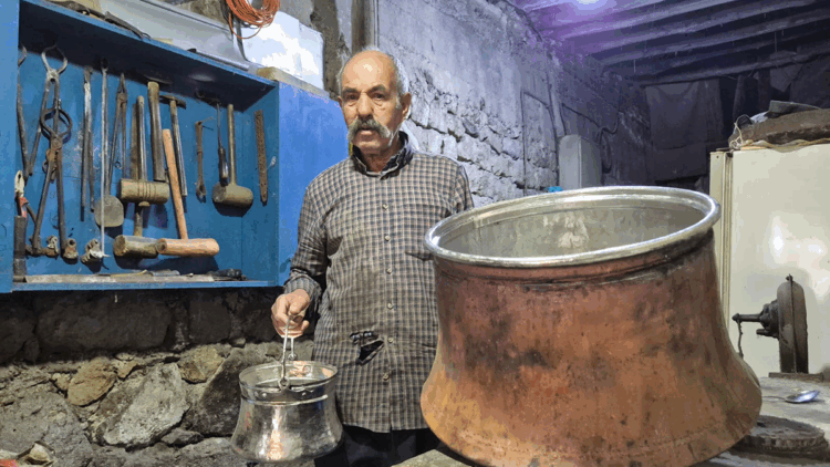 Niğde'nin son kalay ustası, 70 yıldır bakır kalaylıyor