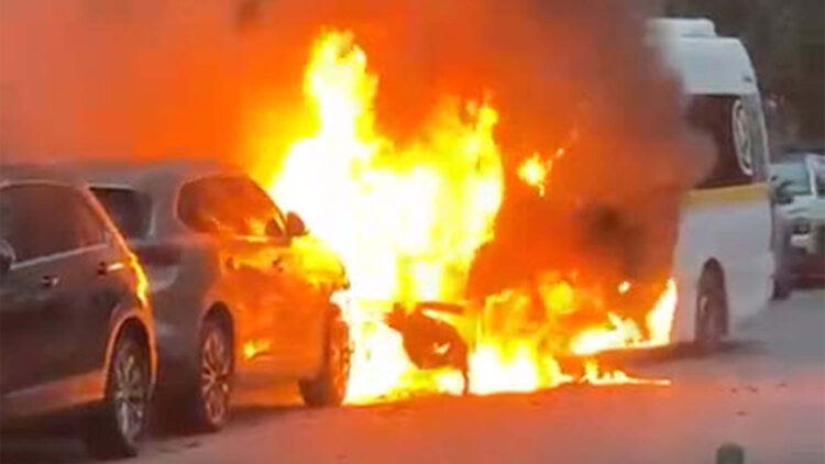 Öğrenci taşıyan minibüste çıkan yangın, otomobile sıçradı