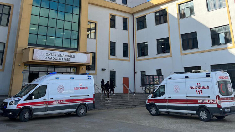 5 öğrenci zehirlenme şüphesiyle hastaneye kaldırıldı