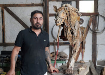 Öldürülen aslan 'Zeus'un ağaçtan heykelini yaptı